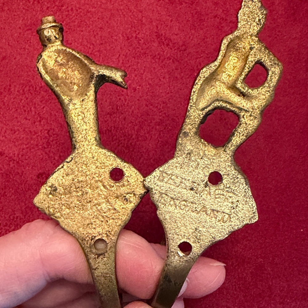 Set of 4 antique brass hooks  - Charles Dickens characters. - Picture 13 of 14